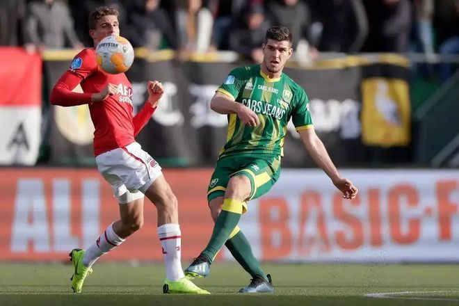 显示出他在 显示出他在